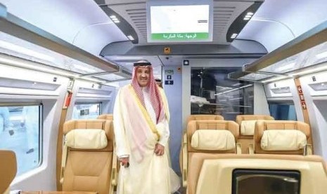 Kereta Cepat Haramain Beroperasi Sebelum Ramadhan. Foto: Gubernur Madinah Pangeran Faisal bin Salman naik kereta Haramain berkecepatan tinggi dari Madinah ke Makkah pada Jumat (16/4) (Foto: Arab News).