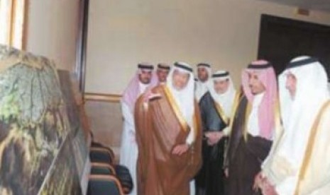 Gubernur Makkah, Pangeran Khaled Al Faisal (kiri depan)