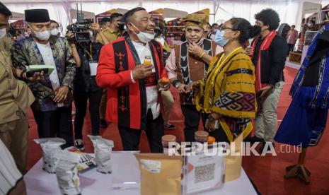 Gubernur Maluku Murad Ismail (kedua kiri) mengunjungi stan pameran UMKM saat peluncuran Gerakan Nasional Bangga Buatan Indonesia (Gernas BBI) di Lapangan Tahapary Polda Maluku, Tantui, Ambon, Provinsi Maluku, Senin (29/11/2021). Menteri Pendidikan, Kebudayaan, Riset dan Teknologi (Mendikbudristek) Nadiem Anwar Makarim menyampaikan melalui Gernas BBI #AromaMaluku usaha mikro kecil menengah (UMKM) agar mengedepankan sinergi sebagai upaya mewujudkan penguatan ekonomi yang merata, dan berkelanjutan. 