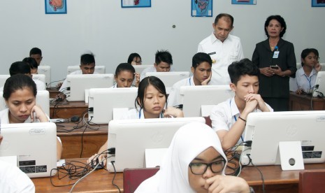 Gubernur Maluku, Said Assagaff (ketiga kanan), didampingi Kepala Sekolah Menangah Atas (SMA) Negeri 1 Ambon, Carolina Musatamu (kedua kanan) meninjau salah satu ruang kelas, tempat berlangsungnya Ujian Nasional Berbasis Komputer (UNBK) di SMA Negeri 1, Ambon, Maluku, Senin (10/4). 