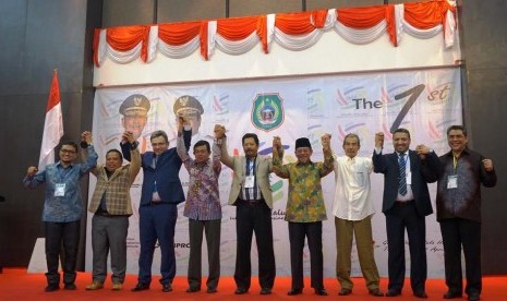 Gubernur Maluku Utara Abdul Gani Kasuba bersama para delegasi investor.