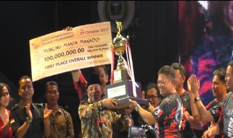 Gubernur Maluku Utara, Abdul Gani Kasuba, memberikan Piala Bergilir Presiden RI kepada tim Mancing Mania Manado dalam acara penutupan Widi International Fishing Tournament (WIFT) 2017 di Pelabuhan Laut Babang, Labuha, Kabupaten Halmahera Selatan, Provinsi Maluku Utara, Ahad (29/10).