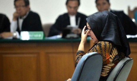 Gubernur non aktif Banten Ratu Atut Chosiyah saat sidang perdana terkait sengketa Pilkada Lebak, Banten di Pengadilan Tipikor, Jakarta, Selasa (6/5).