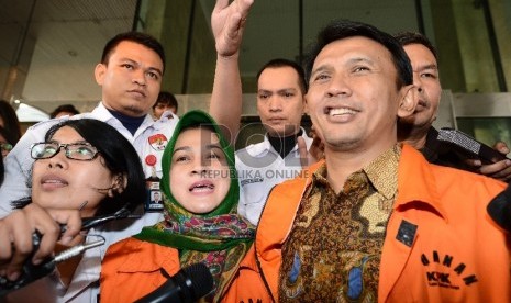 Gubernur Non Aktif Sumatera Utara Gatot Pujo Nugroho (kanan) bersama Istri Evy SUsanti (kiri) berjalan menuju mobil tahanan setelah menjalani pemeriksaan di Gedung KPK, Jakarta, Selasa (25/8).