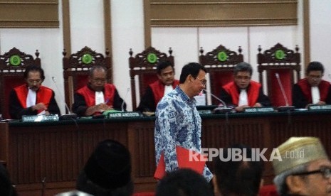  Gubernur nonaktif DKI Jakarta, Basuki Tjahaja Purnama alias Ahok hadir dalam persidangan dugaan penistaan agama di Auditorium Kementrian Pertanian, Jakarta Selatan, Selasa (10/01).