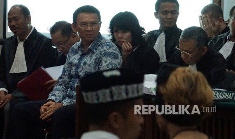 Gubernur nonaktif DKI Jakarta, Basuki Tjahaja Purnama alias Ahok hadir dalam persidangan dugaan penistaan agama di Auditorium Kementrian Pertanian, Jakarta Selatan, Selasa (10/1).