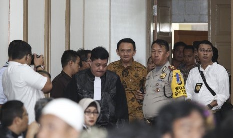 Gubernur nonaktif DKI Jakarta Basuki Tjahaja Purnama atau Ahok bersiap menjalani persidangan lanjutan kasus dugaan penistaan agama di auditorium Kementerian Pertanian, Jakarta, Selasa (3/1).