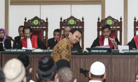 Gubernur DKI Jakarta nonaktif Basuki Tjahaja Purnama atau Ahok bersiap menjalani persidangan lanjutan kasus dugaan penistaan agama di auditorium Kementerian Pertanian, Jakarta, Selasa (3/1).