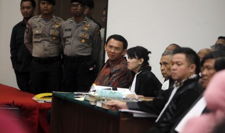 Gubernur nonaktif DKI Jakarta Basuki Tjahaja Purnama atau Ahok menjalani sidang lanjutan kasus dugaan penistaan agama di Auditorium Kementerian Pertanian, Jakarta, Selasa (31/1).