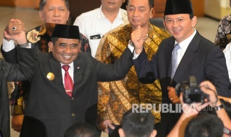  Gubernur nonaktif DKI Jakarta Basuki Tjahaja Purnama dan Plt Gubernur DKI Jakarta Soni Sumarsono usai acara peresmian dan serah terima nota pengantar tugas pelaksana tugas (Plt) Gubernur DKI Jakarta di Gedung Kemendagri, Jakarta, Rabu (26/10). Republika/P