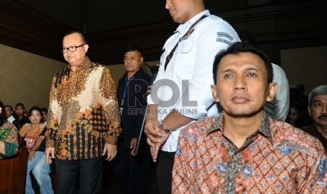 Gubernur nonaktif Sumut Gatot Pujo Nugroho (kanan) hadir saat menjadi saksi sidang terdakwa Patrice Rio Capella (kiri) terkait kasus suap dana Bansos di Pengadilan Tindak Pidana Korupsi (Tipikor), Jakarta, Senin (23/11). 