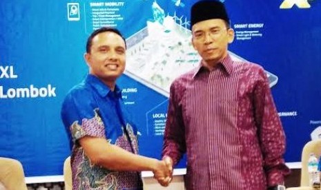  Gubernur NTB Dr. TGH. M. Zainul Madji bersama Direktur Digital Services XL, Ongki Kurniawan