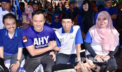 Agus Harimurti Yudhoyono (kedua dari kiri) berpose bersama Gubernur NTB, M Zainul Majdi.