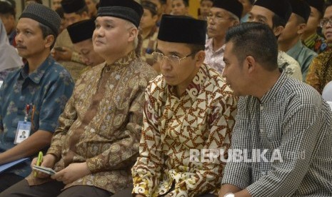 Gubernur NTB, M Zainul Majdi (kedua kanan), Pengamat ekonomi syariah, A Riawan Amin (kedua kiri), Kepala BI NTB, Prijono ( kiri) dan Wakil dekan FE IPB, Firdaus (kanan) saat mengikuti acara Rembuk Republik di Ballroom Masjid Hubbul Wathan Islamic Center NTB di Mataram, Kamis (15/6).