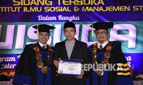 Gubernur NTB Muhammad Zainul Majdi atau Tuan Guru Bajang (TGB) menyampaikan orasi ilmiah bertajuk Kepemimpinan Nasional yang Berakhlak dan Unggul Huna Mendukung Daya Saing Bangsa saat wisuda Institut Ilmu Sosial dan Manajemen STIAMI di Balai Samudera, Kelapa Gading, Jakarta, Kamis (26/4).