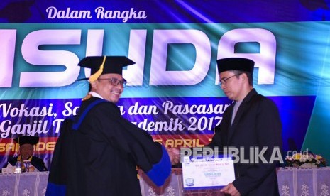 Gubernur NTB Muhammad Zainul Majdi atau Tuan Guru Bajang (TGB) menyampaikan orasi ilmiah bertajuk 