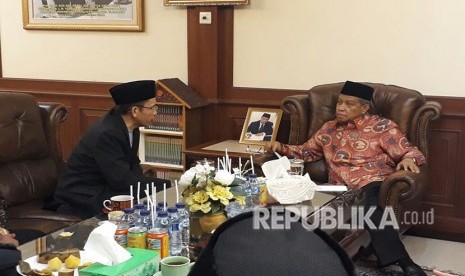 Gubernur NTB Muhammad Zainul Majdi atau Tuan Guru Bajang (TGB) bersilaturahmi dengan Ketua Umum Pengurus Besar Nahdlatul Ulama (PBNU) KH Said Aqil Siraj di Kantor PBNU di Kramat Raya, Jakarta Pusat, Kamis (26/4).