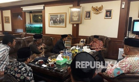 Gubernur NTB Muhammad Zainul Majdi atau Tuan Guru Bajang (TGB) bersilaturahmi dengan Ketua Umum Pengurus Besar Nahdlatul Ulama (PBNU) KH Said Aqil Siraj di Kantor PBNU di Kramat Raya, Jakarta Pusat, Kamis (26/4).