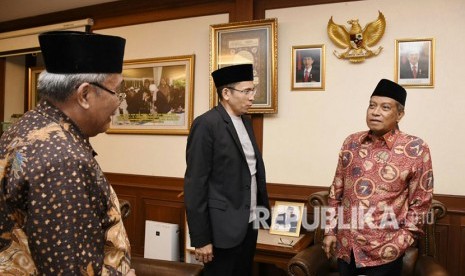 Gubernur NTB Muhammad Zainul Majdi atau Tuan Guru Bajang (TGB) bersilaturahmi dengan Ketua Umum Pengurus Besar Nahdlatul Ulama (PBNU) KH Said Aqil Siraj di Kantor PBNU di Kramat Raya, Jakarta Pusat, Kamis (26/4).