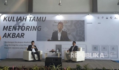 Gubernur NTB Muhammad Zainul Majdi atau Tuan Guru Bajang (TGB) mengisi kuliah umum dan mentoring akbar bertajuk Membangun Kecakapan Akademik yang Berintegritas untuk Membangun Republik Indonesia yang Gilang Gemilang di Gedung Robotik ITS, Surabaya, Jawa Timur, Jumat (27/4).