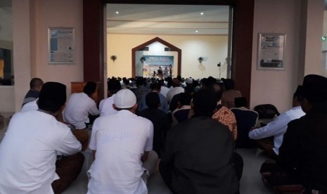 Gubernur NTB Muhammad Zainul Majdi atau Tuan Guru Bajang (TGB) menyampaikan tausiah di Pondok Pesantren Al Mizan, Kabupaten Lamongan, Jawa Timur, Sabtu (28/4).  