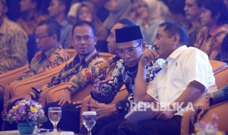 Gubernur NTB Muhammad Zainul Majdi berbincang dengan Meteri Pariwisata Arief Yahya disela acara Rembuk Republik sekaligus Launcing pesona Khazanah Ramadhan Bumi Seribu Masjid di Kemenpar, Jakarta, Kamis (4/5).