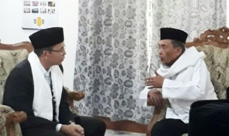 Gubernur NTB, Muhammad Zainul Majdi (kiri) dan Pimpinan Ponpes Darunnajah, KH Mahrus Amin (kanan) 