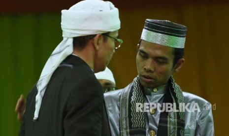 Gubernur NTB TGB Muhammad Zainul Majdi atau Tuan Guru Bajang (TGB) bersama Ustaz Abdul Somad (UAS) menyampaikan tausiah dalam peringatan Isra Miraj di Lapangan Merdeka, Kabupaten Wajo, Provinsi Sulawesi Selatan (Sulsel) pada Ahad (25/3) malam.