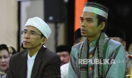 Gubernur NTB TGB Muhammad Zainul Majdi atau Tuan Guru Bajang (TGB) bersama Ustaz Abdul Somad (UAS) menyampaikan tausiah dalam peringatan Isra Miraj di Lapangan Merdeka, Kabupaten Wajo, Provinsi Sulawesi Selatan (Sulsel) pada Ahad (25/3) malam.