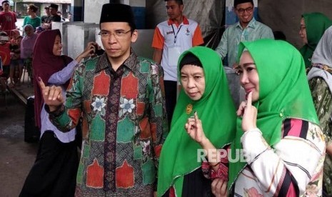 Gubernur NTB TGB Muhammad Zainul Majdi atau Tuan Guru Bajang (TGB) saat memberikan hak suaranya di TPS 1 Kelurahan Pancor, Kabupaten Lombok Timur, Nusa Tenggara Barat (NTB), Rabu (27/6).