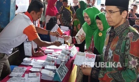 Gubernur NTB TGB Muhammad Zainul Majdi atau Tuan Guru Bajang (TGB) memberikan hak suaranya di TPS 1 Kelurahan Pancor, Kabupaten Lombok Timur, Nusa Tenggara Barat (NTB), Rabu (27/6).