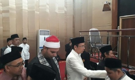 Gubernur NTB TGB Muhammad Zainul Majdi bersama Imam Besar Mesir Syaikh Mahmud Abdul Basith bersilaturrahmi dengan masyarakat NTB dalam //open house// di Masjid Hubbul Wathan, Kompleks Islamic Center NTB, usai shalat Ied pada Jumat (15/6). 