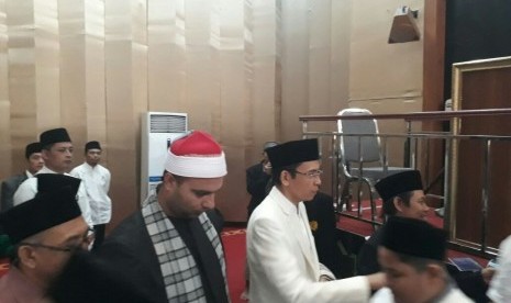 Gubernur NTB TGB Muhammad Zainul Majdi bersama Imam Besar Mesir Syaikh Mahmud Abdul Basith bersilaturrahmi dengan masyarakat NTB dalam open house di Masjid Hubbul Wathan, Kompleks Islamic Center NTB, usai shalat Id pada Jumat (15/6).