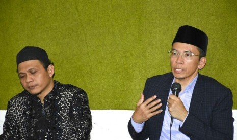 Gubernur NTB, TGB Muhammad Zainul Majdi (kanan) bersama Pimpinan Ponpes Raudlatul Ulum KH Abdullah Umar Fayani (kiri) di Ponpes Raudlatul Ulum, Kajen, Margoyoso, Kabupaten Pati, Jawa Tengah, Sabtu (17/2).