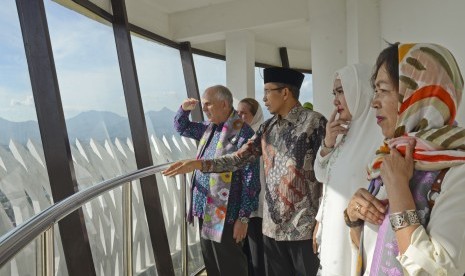 Gubernur NTB, TGB Muhammad Zainul Majdi (kedua kiri) didampingi istrinya Erica Zainul Majdi (kedua kanan) berbincang dengan Duta Besar Amerika Serikat untuk Indonesia, Joseph R Donovan (kiri) saat berada d iatas menara Masjid Hubbul Wathan Islamic Center NTB pada kegiatan kunjungan ke pulau seribu masjid Lombok di Mataram, NTB, Selasa (16/5).