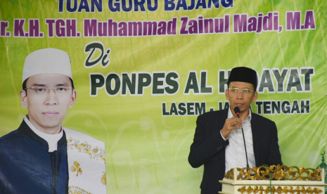 Gubernur NTB TGB Muhammad Zainul Majdi memberikan tausiyah di Pondok Pesantren Al Hidayat, Lasem, Rembang, Jawa Tengah, Ahad (18/2).