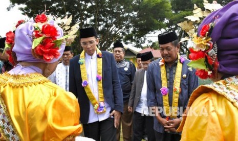 Gubernur NTB TGB Muhammad Zainul Majdi menghadiri sekaligus memberikan tausiah pada peringatan Isra Mi'raj Nabi Besar Muhammad SAW di Ponpes Al Irsyad DDI Pattojo, Kabupaten Soppeng, Makassar, Sulsel, Ahad (25/3).