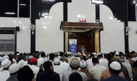 Gubernur NTB, TGB Muhammad Zainul Majdi mengisi kajian shubuh di Masjid Al Falah, Surabaya, Jawa Timur, Ahad (11/2).