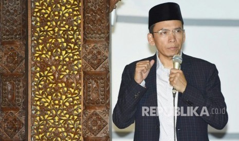 Gubernur NTB TGB Muhammad Zainul Majdi mengisi kajian shubuh di Masjid Jami Lasem, Kabupaten Rembang, Jawa Tengah, Ahad (17/2).