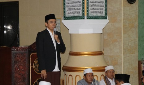 Gubernur NTB TGB Muhammad Zainul Majdi menyampaikan tausiyah perdamaian dan pentingnya saling memaafkan usai shalat shubuh berjamaah di Masjid Nurul Yaqin, Monjok Culik Bangket, Kelurahan Monjok, Kecamatan Selaparang, Kota Mataram, Rabu (31/1).