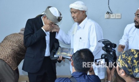 Gubernur NTB TGB Muhammad Zainul Majdi silaturahmi dengan tokoh ulama Madura KH Muhammad Rofi'i Baidhawi di Ponpes Al Hamidy, Pamekasan, Madura, Senin (12/2).