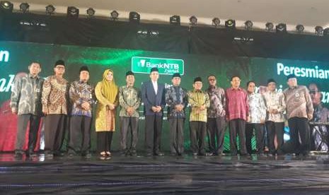 Gubernur NTB TGB Zainul Majdi bersama Direktur Utama Bank NTB Syariah, Kukuh Raharjo, Bupati Lombok Utara Najmul Ahyar, Wali Kota Mataran Ahyar Abduh, dan Bupati Lombok Barat Fauzan Khalid meresmikan konversi Bank NTB menjadi Bank NTB Syariah di Ballroom Islamic Center NTB, Kota Mataram, NTB, Kamis (13/9).