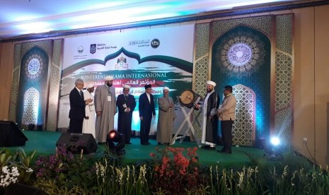 Gubernur NTB TGB Zainul Majdi bersama Mantan rektor Universitas al-Azhar Mesir, Ibrahim Sholah al- Hudhud, dan Imam Besar Masjid Syaikh Abdul Qodir Jaelani, Baghdad, Irak, Anas Mahmud Kholaf membuka Konferensi Ulama Internasional di Ballroom Islamic Center NTB, Mataram, NTB, Jumat (27/7).