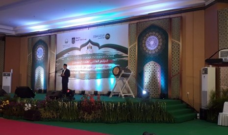 Gubernur NTB TGB Zainul Majdi bersama Mantan rektor Universitas al-Azhar Mesir, Ibrahim Sholah al- Hudhud, dan Imam Besar Masjid Syaikh Abdul Qodir Jaelani, Baghdad, Irak, Anas Mahmud Kholaf membuka Konferensi Ulama Internasional di Ballroom Islamic Center NTB, Mataram, NTB, Jumat (27/7).