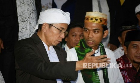 Gubernur NTB TGB Zainul Majdi bersama Ustaz Abdul Somad menghadiri sekaligus memberikan tausyiah pada peringatan Isra' Mi'raj Nabi Besar Muhammad SAW di Ponpes As' Adiyah Pusat Sengkang, Kabupaten Wajo, Makassar, Sulsel, Ahad (25/3).