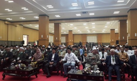 Gubernur NTB TGB Zainul Majdi, Gubernur NTB terpilih 2018-2023 Zulkieflimansyah, dan mantan rektor Universitas al-Azhar Mesir Ibrahim Sholah al- Hudhud saat pembukaan Konferensi Ulama Internasional di Kompleks Islamic Center NTB, Jumat (27/7).