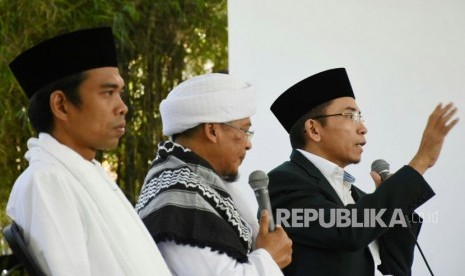 Gubernur NTB TGB Zainul Majdi (kanan) bersama Ustaz Abdullah Gimnastiar (tengah) dan Ustaz Abdul Somad (kiri) mengisi kajian tauhid di Masjid Rahmatan Lil' Alamain, Eco Pesantren Daarut Tauhiid, Cigugur Girang, Kabupaten Bandung Barat, Jawa Barat, Ahad (1/4).