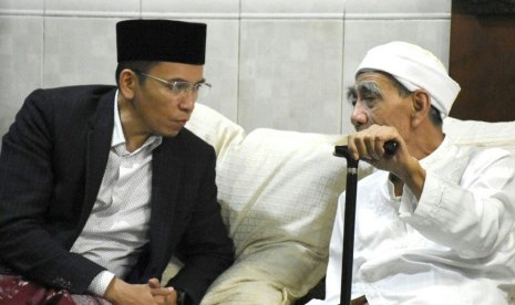 Gubernur NTB TGB Zainul Majdi mengikuti pengajian rutin Kitab Tafsir Jalalain asuhan KH Maimoen Zubair di Ponpes Al Anwar, Sarang, Kabupaten Rembang, Jawa Tengah, Ahad (18/2).