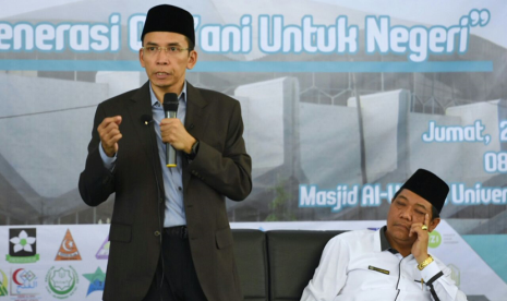 Gubernur NTB TGB Zainul Majdi menyampaikan ceramahnya saat tabligh akbar di Masjid Al Wasi'i Kampus Universitas Lampung (UNILA), Bandar Lampung, Jumat (23/3).