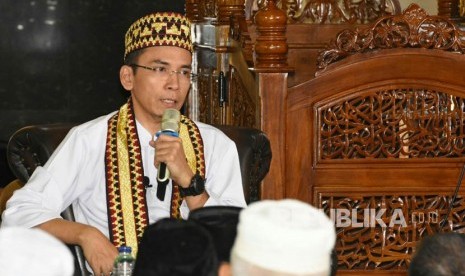 Gubernur NTB TGB Zainul Majdi menyampaikan tausiah bertema Mengapa Harus Islam Wasathiyyah di Masjid Ad-Du'a, Bandar Lampung, Lampung, Jumat (23/3).